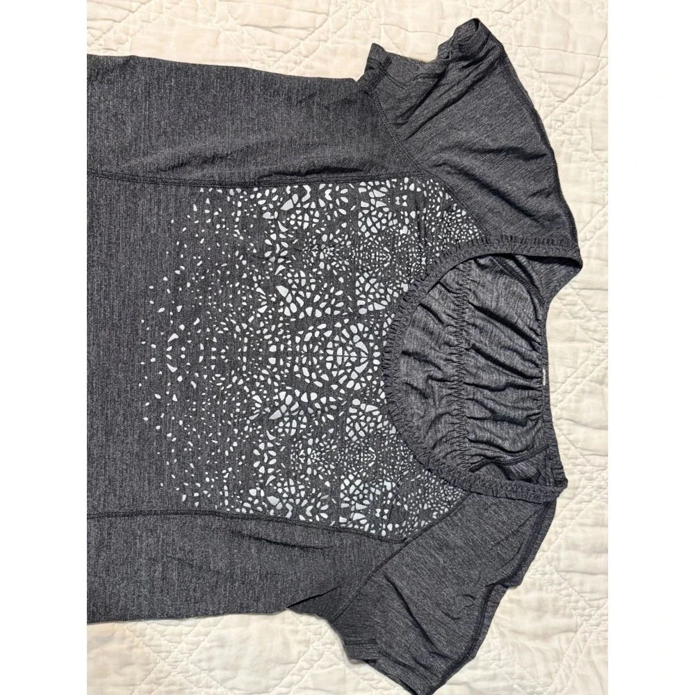 Lululemon Run Wild Shirt Women 6 Gray Laser Cut Short Sleeve Athletic Tee